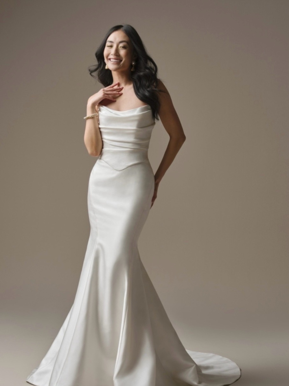 Used MAGGIE SOTTERO dress 

Maureen Lane Sophisticated Cat Eye Asymmetrical